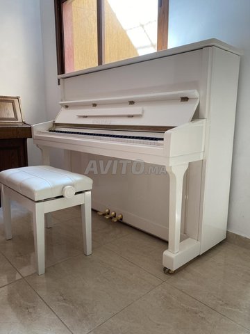 Piano droit Chloris HU-116WA blanc laqué 