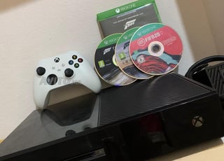 Xbox one jdid et 3 jeux et 1 manette