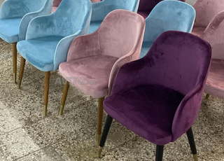 Chaises et tables de café et de restaurant