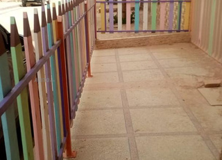 Chaise avec ecritoire plus grillage