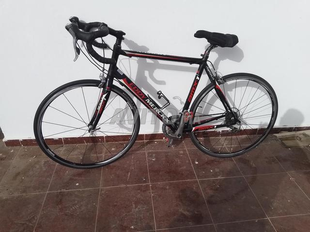 vélo demi course aluminium n9ya wa9f 3la flous