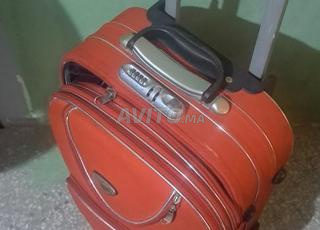 حقيبة حمراء