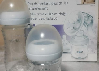 Tire lait et biberon bébé.