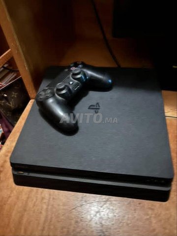 ps4 slim très bonne état avec 6 jeux 