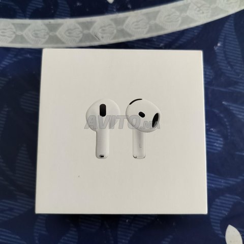 AirPods 4 بالقرب من مسجد الحسن الثاني 