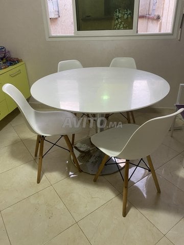 Table scandinave et chaises