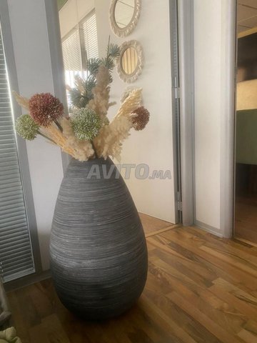 Grand pot en résine avec fleurs artificielles