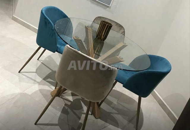 salle à manger avec 4 chaises