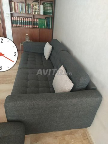 salon Ikéa canapé plus grande pouffe plus tapis 
