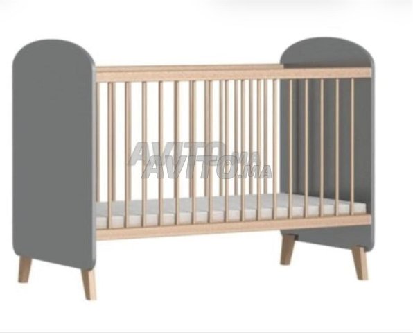 Lit bébé avec matelas état presque neuf