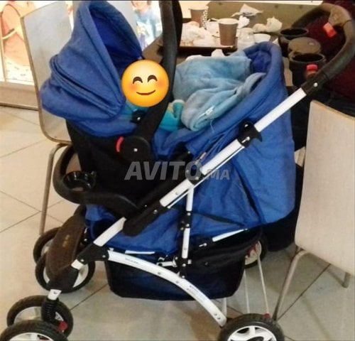 poussette avec son maxi cosy et un siège auto