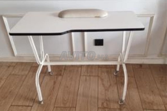 Table de manucure – Compacte et pratique