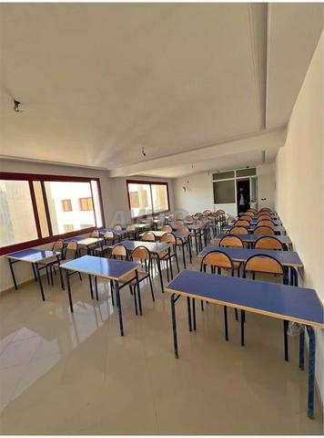équipement mobilier et table et chaise  