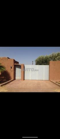 أرض مسجلة بمساحة 6800 م² مع رياض بحاجة إلى إنهاء