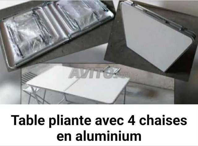 table pliante avec 4 chaises 
