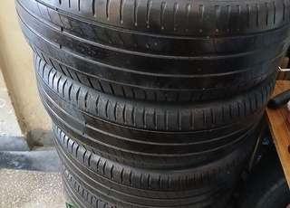À VENDRE - Jeu de 4 pneus 215/60 R17