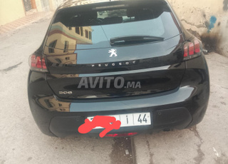 سيارة بيجو في حالة جيدة