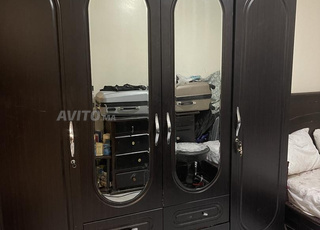 Un beau placard en bois en excellent état 