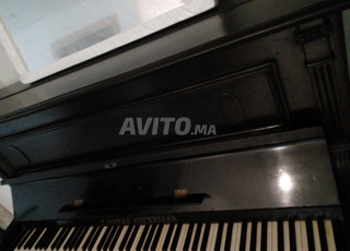بيانو قديم من التحف