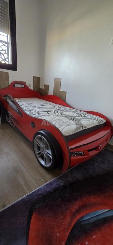 lit avec matelas neuf et bureau