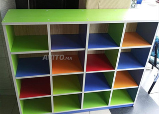 tables et chaises d’école maternelle en bon état 