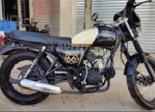 دراجة نارية جديدة وراق صغار