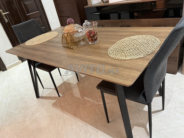 Table à manger avec 2 chaises modernes