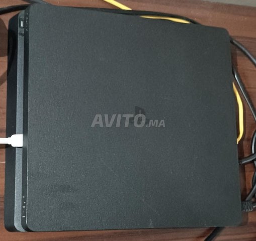 ps4 slim 500gb 2 manettes, gta 5 et fifa 23