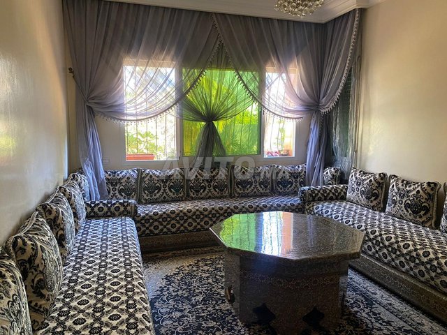 salon complet avec tapis et rideaux  