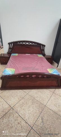 Chambre à coucher, salon et réfrigérateur