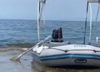 bateau avec moteur tout neuf