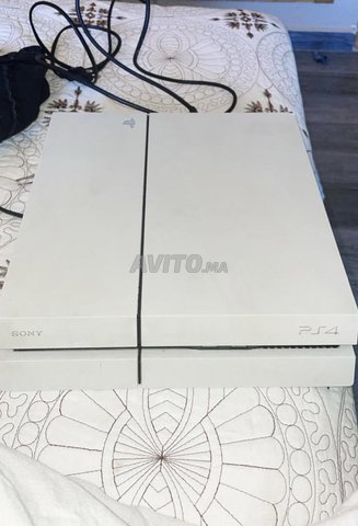 Ps4 avec 2 mannete et 1ans ps plus  avec 100 game