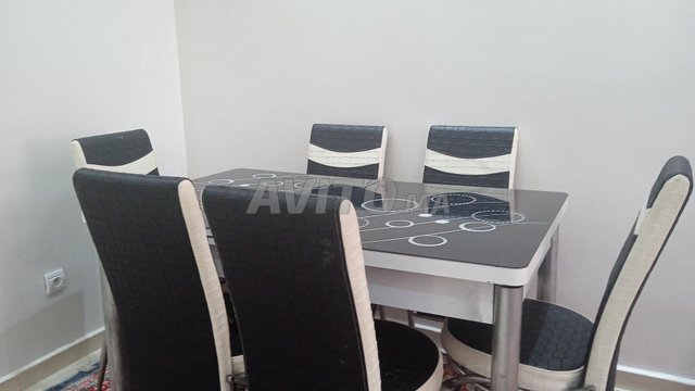 Table de salle à manger. Design moderne, pratique