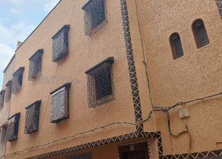 Grande maison à vendre – 3 étages et terrasse