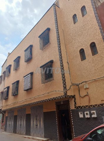 Grande maison à vendre – 3 étages et terrasse