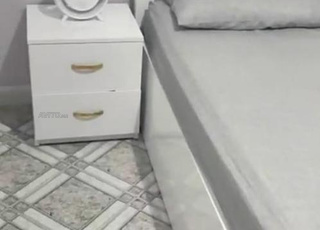 Lit avec matelas et 3 coiffeuses à vendre