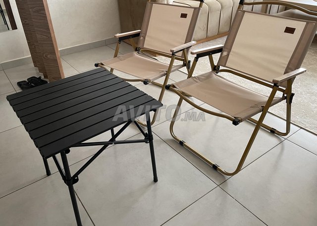 Deux chaises et table 