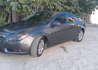 Opel Insignia Diesel Manuelle 2010 à Tanger