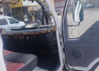 Un camion isuzu avec l'Aban 