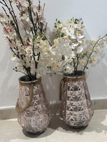 Lot de 2 vases roses avec fleurs artificielles