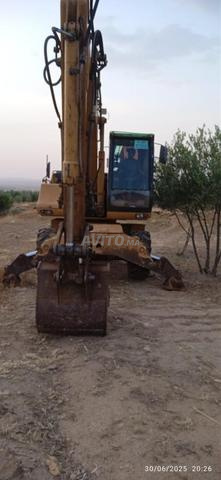 À Louer  Pelle sur Pneus en Bon État