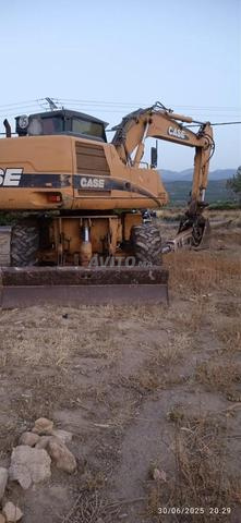 À Louer  Pelle sur Pneus en Bon État - 2