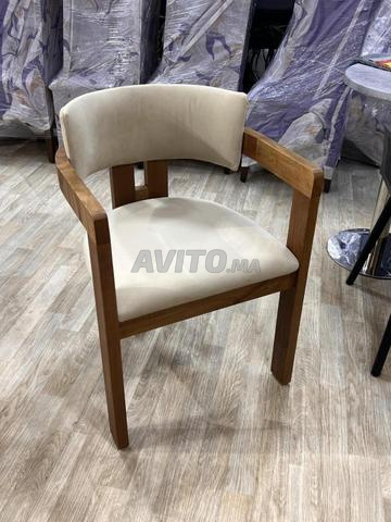 Chaises et tables pour café