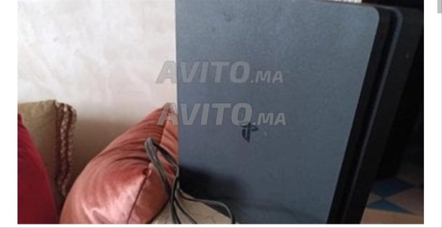 PlayStation 4 slim 500 gb avec 1 manitt et cable