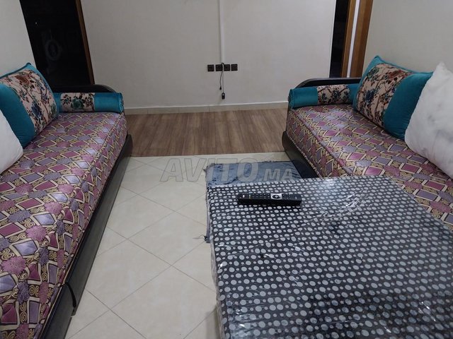 salon marocain avec table et 2 sandriers