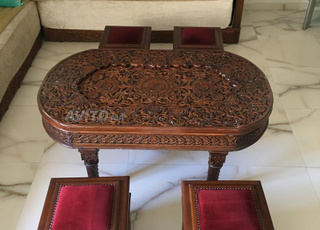 Table en bois avec 4 tabourets 