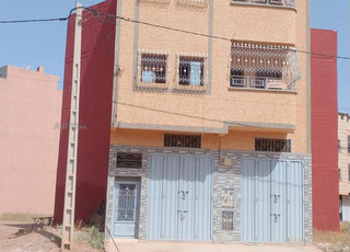 Maison commerciale R-2 avec garçonnière à vendre