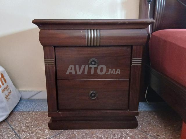 Deux tables de nuit à tiroirs bon état à vendre 