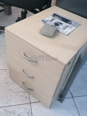 meuble de bureau à trois tiroirs en bois clair