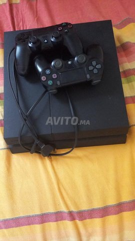 ps4 fat n9ya avec 2 manett et cd fc 24